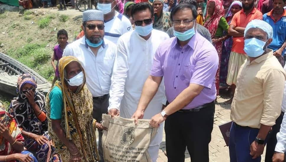 ফুলছড়িতে বন্যা নিয়ন্ত্রণ বাঁধ পরিদর্শন করলেন জেলা প্রশাসক