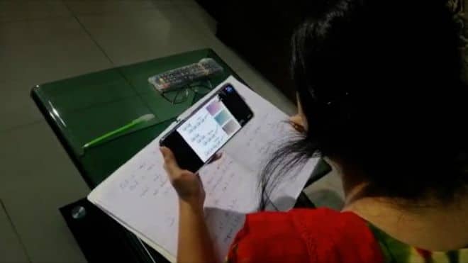 ‘গাছে উঠে ক্লাস করা লাগছে, নেটওয়ার্ক নাই’