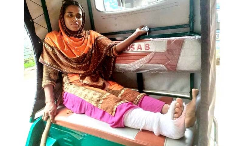 যৌতুক না পেয়ে রড দিয়ে পিটিয়ে স্ত্রীর পা ভাঙল স্বামী