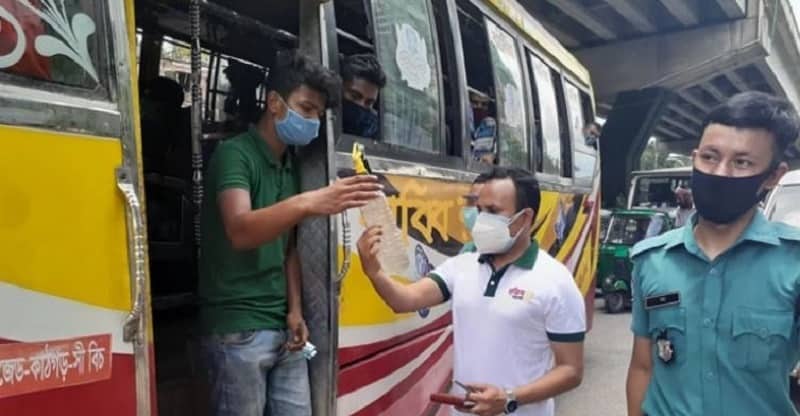 গণপরিবহনে স্যানিটাইজারের নামে দেয়া হচ্ছে পানি