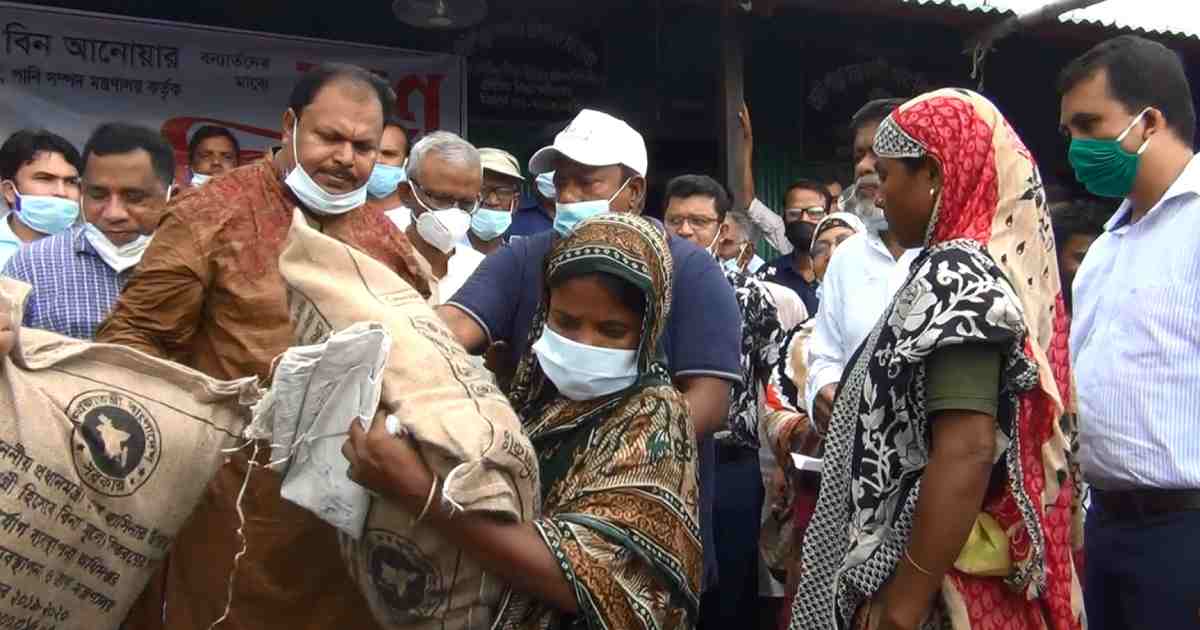 রাজিবপুর ও চিলমারীতে পানিসম্পদ সচিবের ত্রাণ বিতরণ