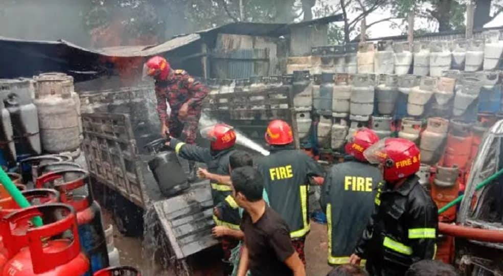 মুন্সীগঞ্জে এলপিজি গ্যাসের গোডাউনে অগ্নিকাণ্ড