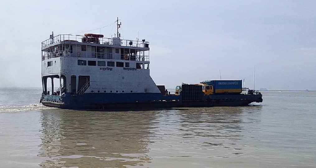 ১২ ঘণ্টা পর দৌলতদিয়া-পাটুরিয়ায় ফেরি চলাচল শুরু