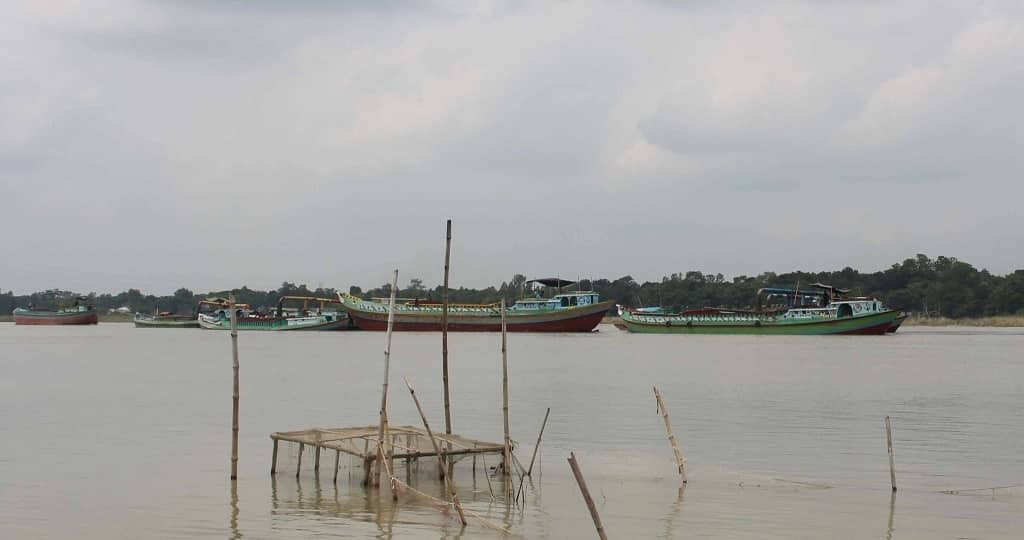 কালীগঙ্গা নদীতে বালু উত্তোলন: দিশেহারা কয়েকশ পরিবার