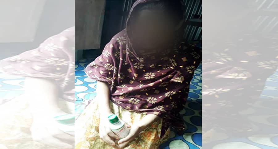 বিয়ের দাবিতে শিক্ষকের বাড়িতে বিষ হাতে ছাত্রী
