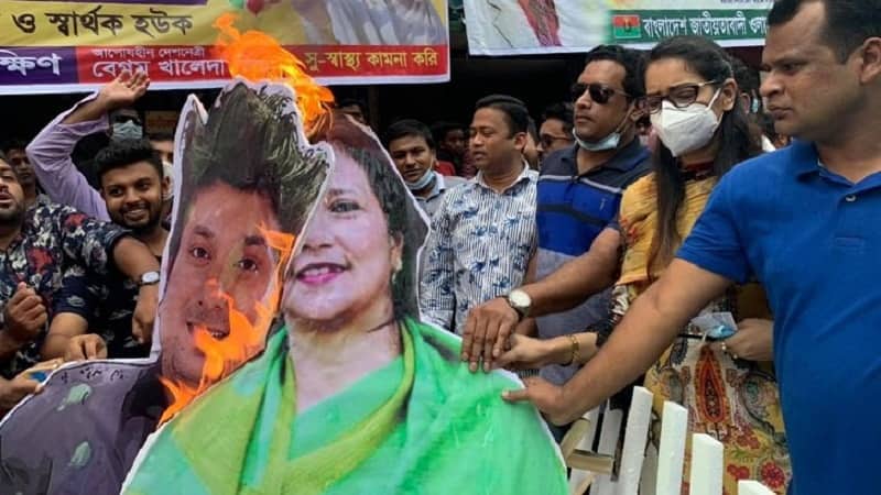 নয়াপল্টনে তারানা হালিম ও সাজু খাদেমের কুশপুতুল দাহ