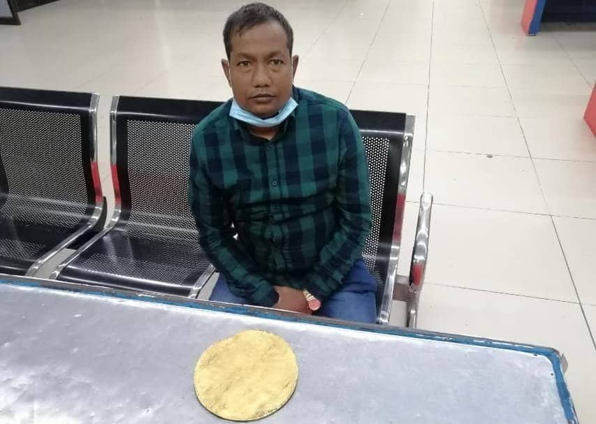 সোনার প্লেটসহ বিমান যাত্রী আটক