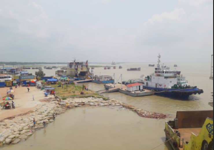 শিমুলিয়া-কাঁঠালবাড়ি নৌরুটে অনিদিষ্টকালের জন্য ফেরি চলাচল বন্ধ