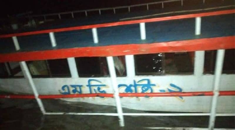 পদ্মায় অল্পের জন্য ২০০ লঞ্চ যাত্রীর প্রাণ রক্ষা