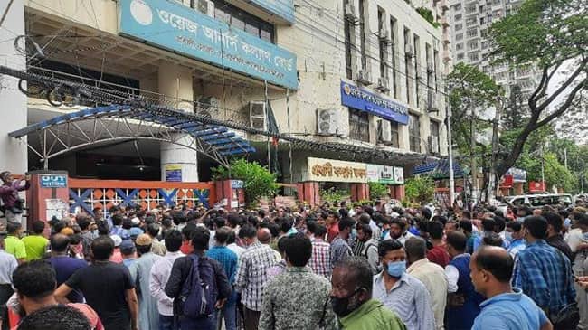 প্রবাসী মন্ত্রণালয় ঘেরাও করলেন সৌদি প্রবাসীরা