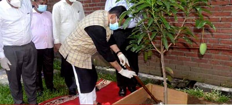 সংসদ ভবনে আম গাছ লাগালেন সেতুমন্ত্রী