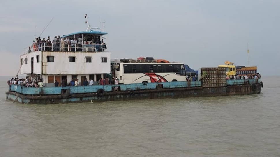 ৮ ঘণ্টা পর পাটুরিয়া-দৌলতদিয়ায় ফেরি চলাচল শুরু