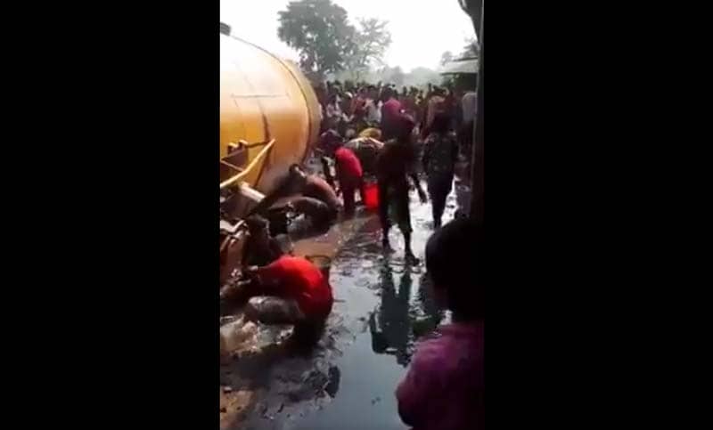 তেলে ভাসল রাস্তাঘাট, পাতিল ভরে বাড়ি নিল এলাকাবাসী