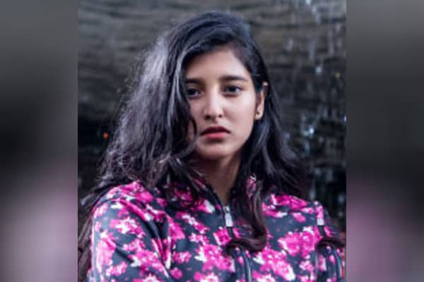 মডেলিংয়ের মোহে তরুণীর জীবন গেল সিলিং ফ্যানে ঝুলে