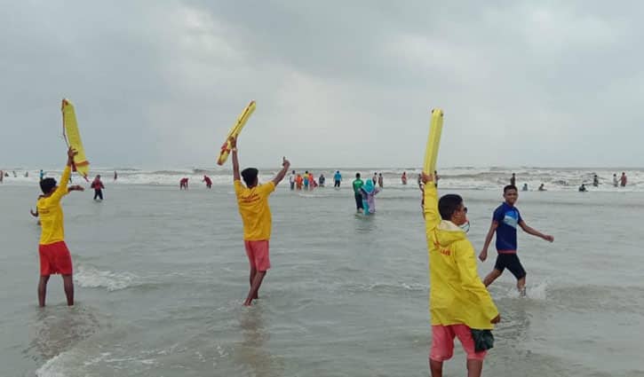 ৪ নম্বর হুঁশিয়ারি সংকেত, মানছেন না পর্যটকরা