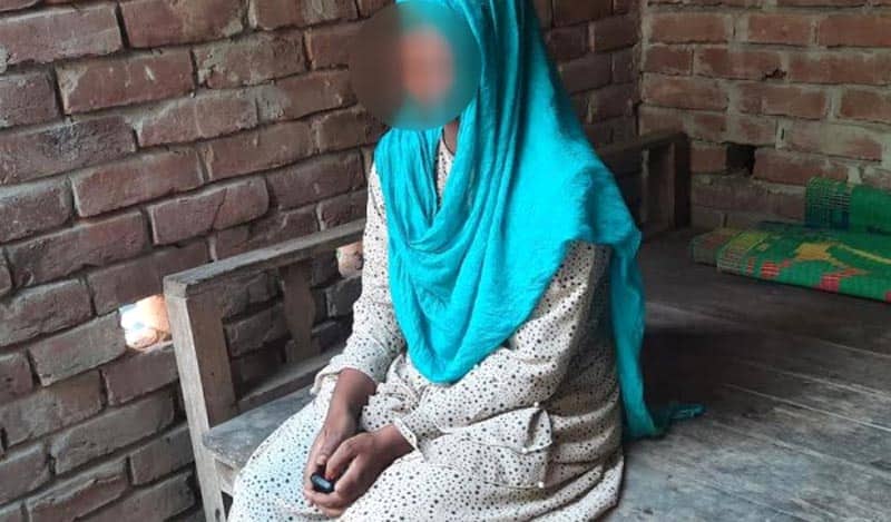 বিয়ের দাবিতে অনশনে তরুণী