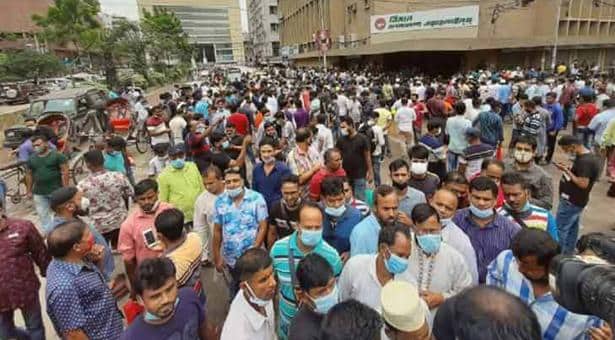 টিকিট পেতে বিমান কার্যালয়ে সৌদি প্রবাসীদের ভিড়