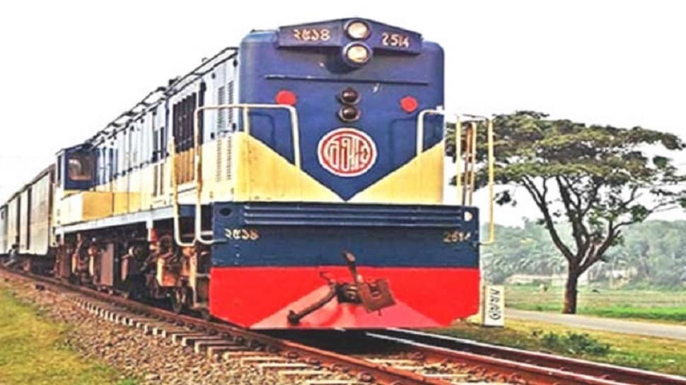 ডোমারে ট্রেন-ট্রাক সংঘর্ষ : ৯ ঘন্টা পর ট্রেন চলাচল শুরু
