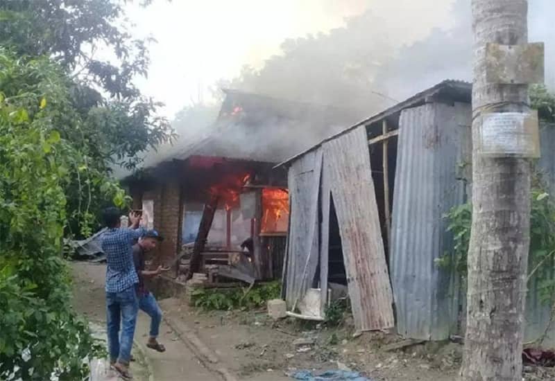 ফ্রান্সের সমর্থনে স্ট্যাটাস: ইউপি চেয়ারম্যানের বাড়িতে অগ্নিসংযোগ