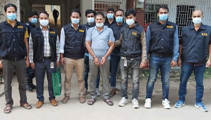 ফেনীতে ৩০টি স্বর্ণের বারসহ প্রাইভেটকার আটক