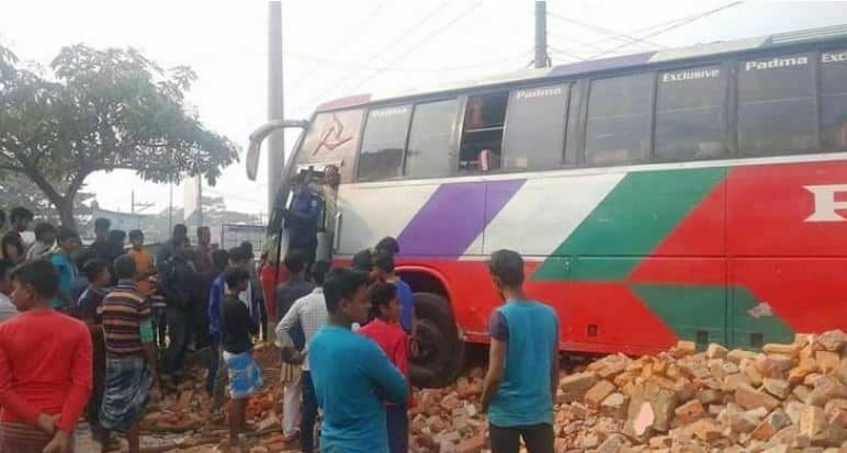 চালকের বুদ্ধিমত্তায় অল্পের জন্য প্রাণে বাঁচলো অর্ধশতাধিক যাত্রী