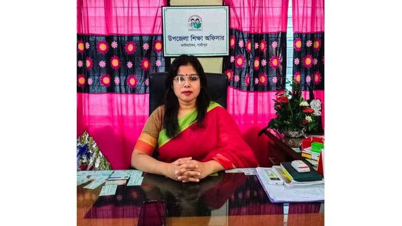 সংবর্ধনা নিয়ে বিপাকে শ্রেষ্ঠ উপজেলা শিক্ষা অফিসার