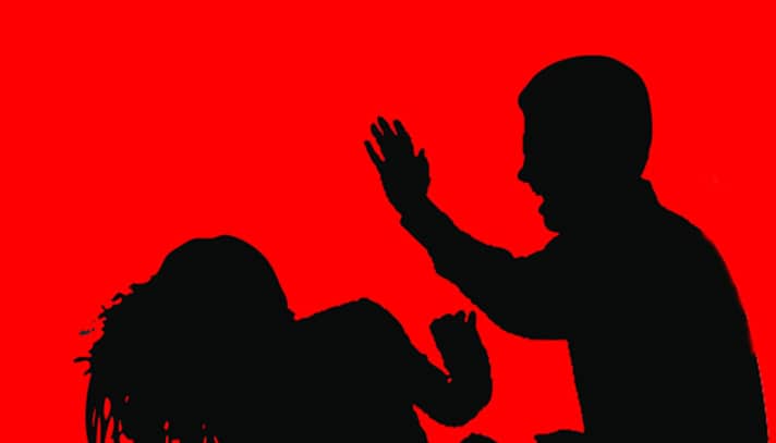 স্ত্রীকে গাছের সঙ্গে বেঁধে মারধর, স্বামী আটক