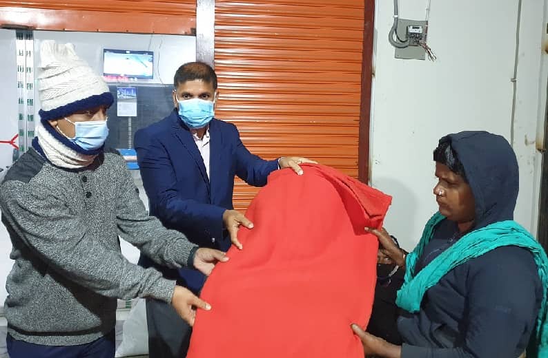 আধাঁর রাতে কম্বল হাতে শীতার্তদের পাশে এসপি রিফাত