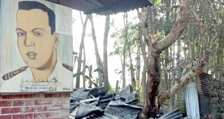 শহীদ মোয়াজ্জেম হোসেনের বাড়িতে আগুন