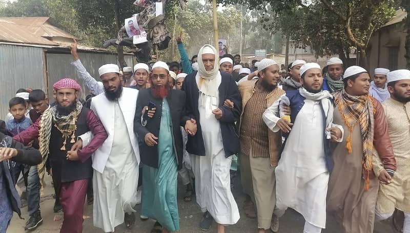 মসজিদের ইমামকে জুতাপেটা করল আ.লীগ নেতা