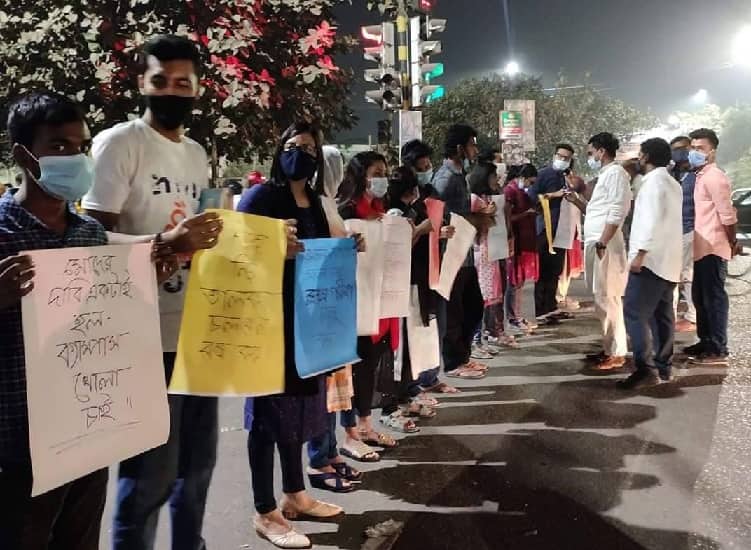 পরীক্ষা স্থগিতের প্রতিবাদে নীলক্ষেত মোড়ে বিক্ষোভ