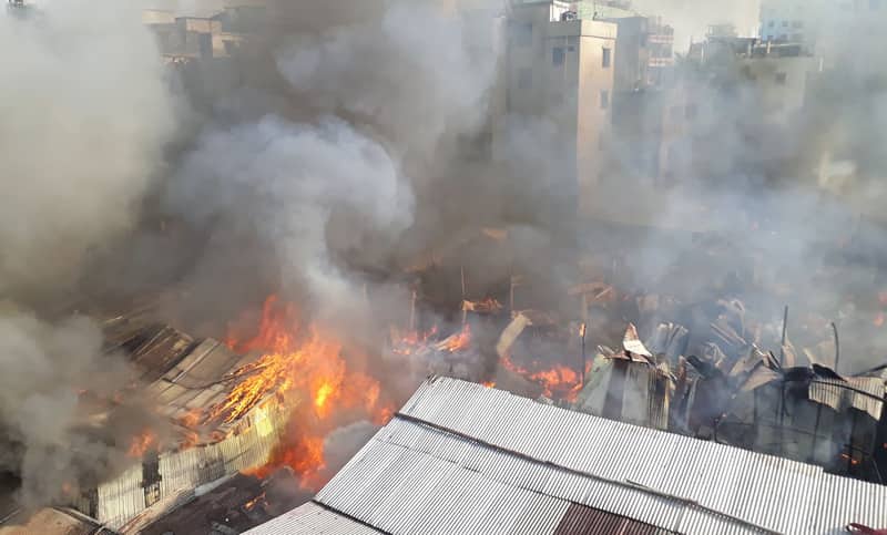 সব হারিয়ে খোলা আকাশের নিচে কয়েকশ মানুষ
