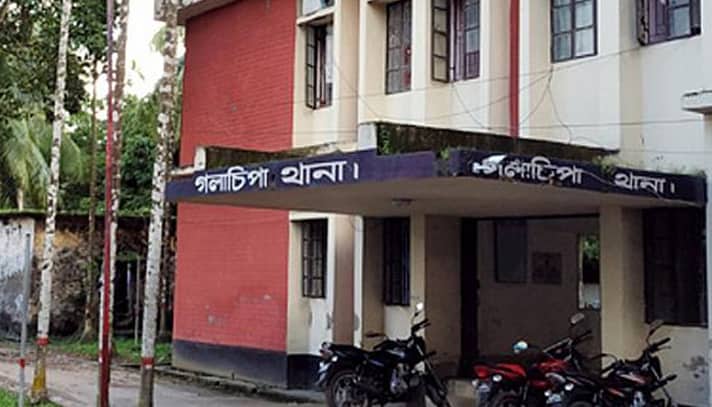 পুলিশের চোখে মরিচের গুড়া ছিটিয়ে স্বামীকে ছিনিয়ে নিলেন স্ত্রী