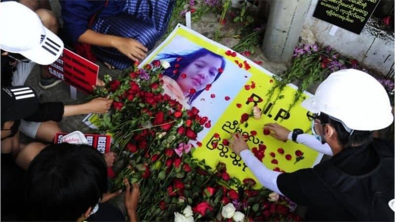 মিয়ানমারে বিক্ষোভে নিহত নারীর প্রতি শ্রদ্ধায় হাজারো মানুষের ঢল
