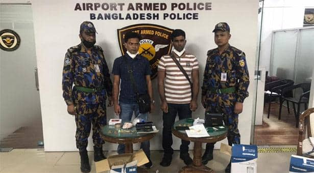 শাহজালালে আধা কেজি সোনার বারসহ গ্রেফতার ২