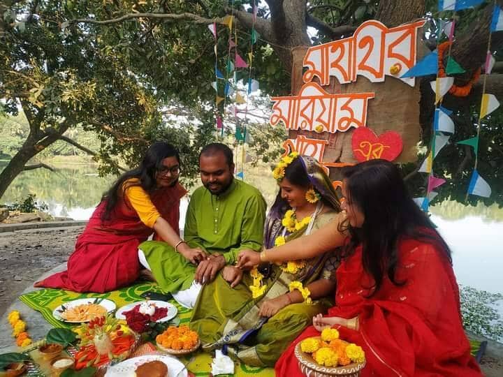 জাবিতে লেকপাড়ে দুই শিক্ষার্থীর গায়ে হলুদ