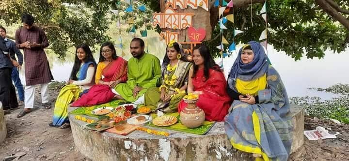 জাবিতে লেকপাড়ে দুই শিক্ষার্থীর গায়ে হলুদ