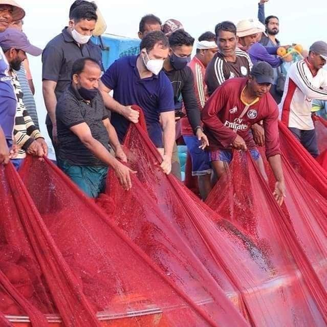 মাঝ সমুদ্রে ঝাঁপ রাহুল গান্ধীর!