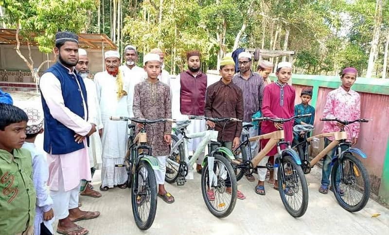 টানা ৪০ দিন জামাতে নামাজ পড়ে সাইকেল পেল শিশু-কিশোররা