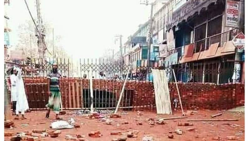 হাটহাজারীতে ইটের দেয়াল তুলে সড়ক অবরোধ