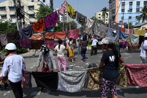 মিয়ানমারে রাস্তায় রাস্তায় ঝুলছে নারীদের লুঙ্গি-অন্তর্বাস, চরম বিপাকে সেনাবাহিনী