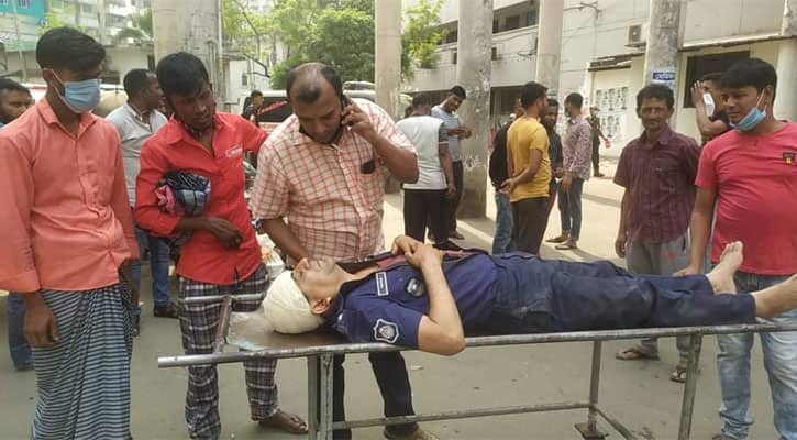 লাঠি দিয়ে ওসির মাথা ফাটালো পিকেটাররা
