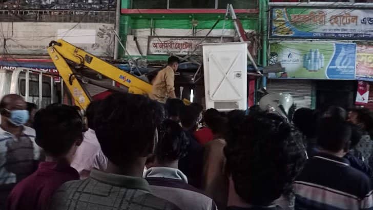 বসুরহাটে কাদের মির্জার নেতৃত্বে হোটেল ভাংচুর