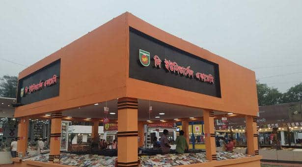 বইমেলায় বিক্রি কম, বিক্রেতা ছাঁটাই