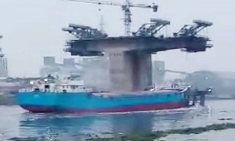 শীতলক্ষ্যায় ধাক্কা দেওয়া সেই জাহাজসহ ১৪ নাবিক আটক
