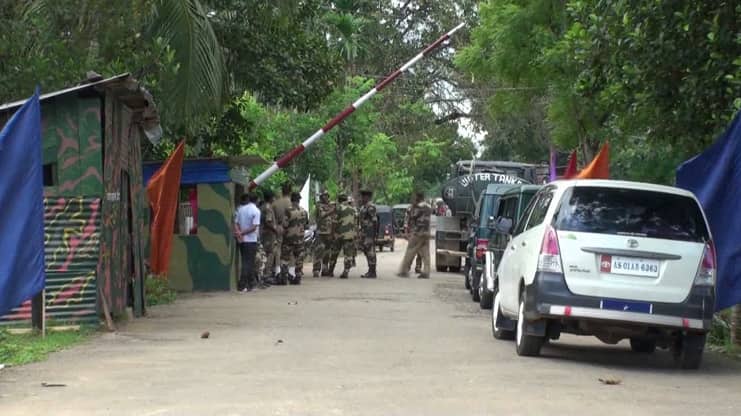 আটক দুই ভারতীয় নাগরিককে হস্তান্তর