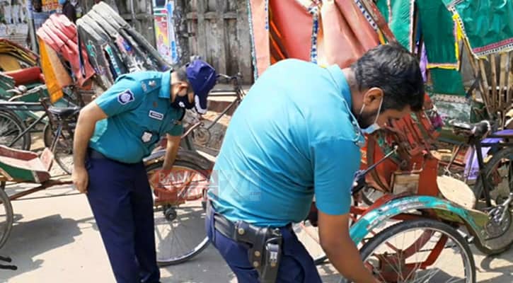 লকডাউন অমান্যের শাস্তি চাকার বাতাস ছেড়ে রিকশা ফেরত