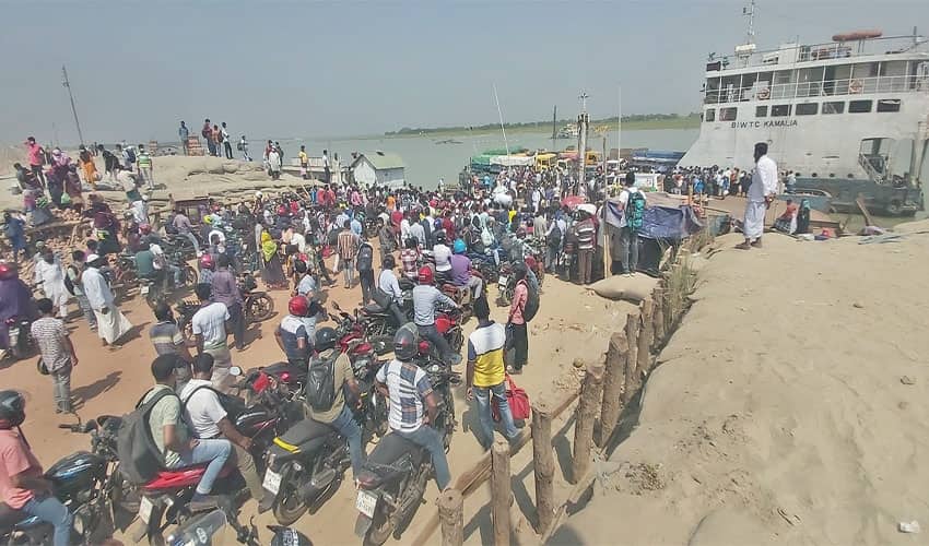 ঢাকামুখি মানুষের ঢল