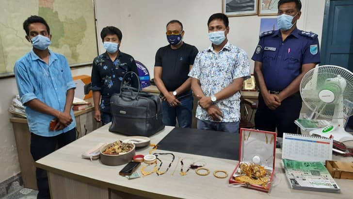 কুড়িয়ে পাওয়া স্বর্ণের ব্যাগ ফেরত দিলেন দিনমজুর
