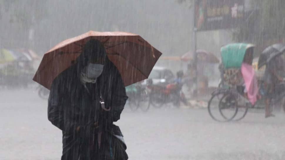 কোথাও কোথাও মাঝারি ধরনের ভারী বর্ষণের সম্ভাবনা রয়েছে